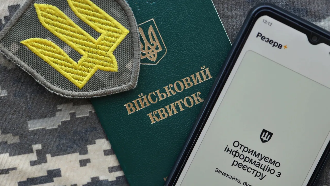 Почнуть штрафувати батьків? Що буде, якщо не стати на військовий облік у 17 років 