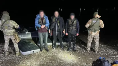 На матрацах тікали до Молдови: на Вінниччині прикордонники зірвали нічний "круїз" групи чоловіків через Дністер (ВІДЕО) - фото