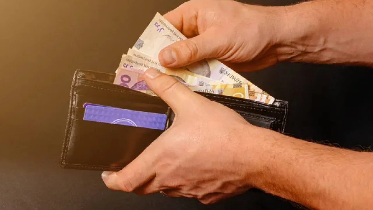 НБУ витрачає мільярди з резервів, намагаючись стримати падіння гривні, — ЗМІ 