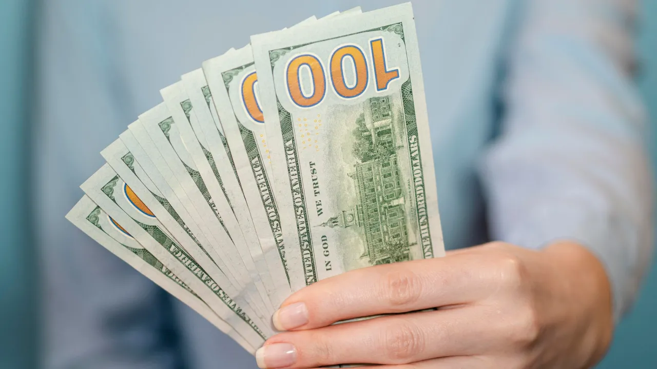 Вартість 100 доларів до 22 березня: банкір озвучив прогноз для готівкового ринку 