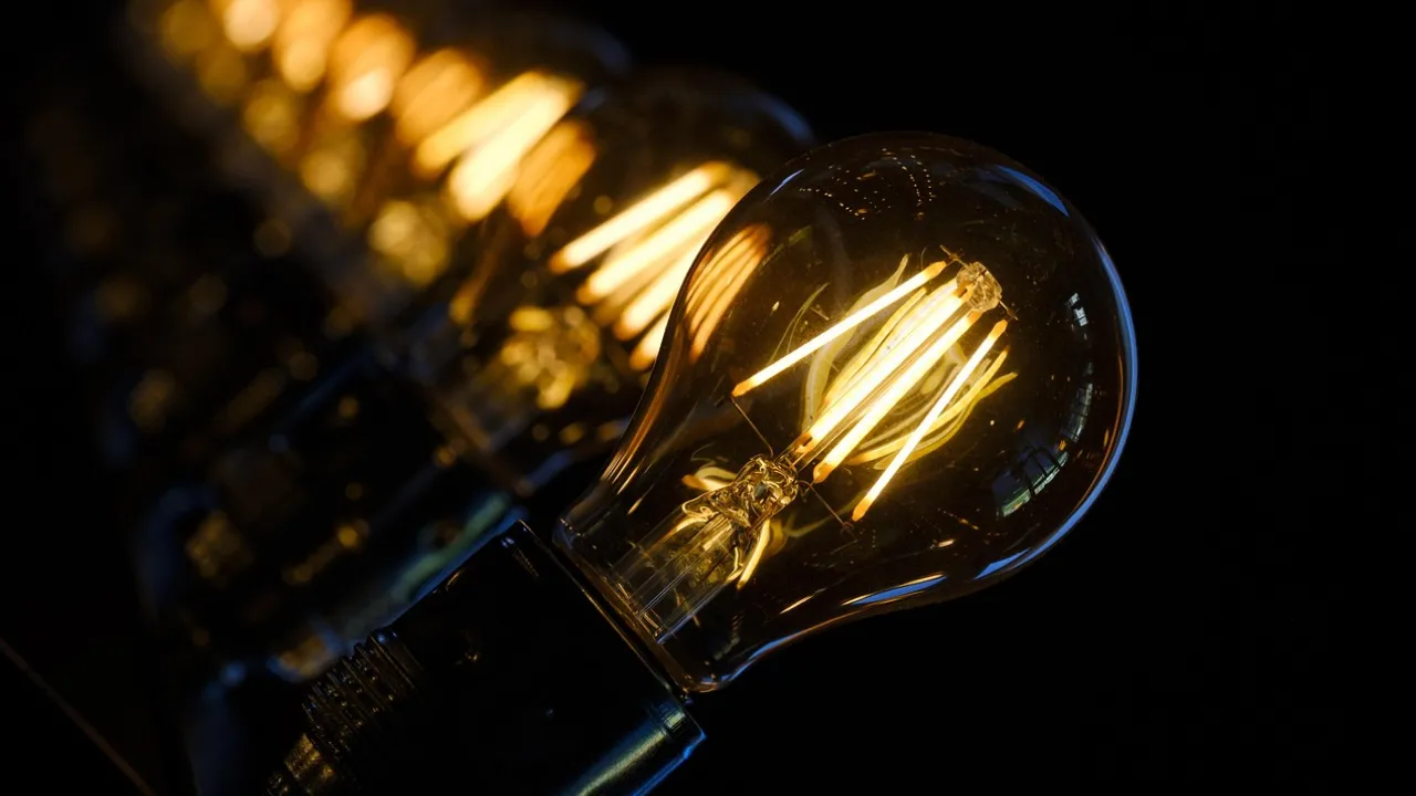 Нові тарифи на світло та газ: скільки доведеться платити українцям уже в червні 