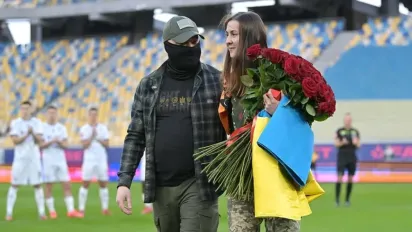 Пройшли "Азовсталь" і російський полон: захисник Маріуполя освідчився коханій бойовій медикині на матчі донецького "Шахтаря" - фото