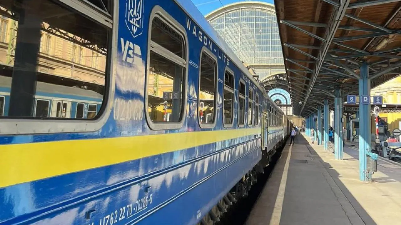 Армія рф атакувала Одеську залізницю: під час евакуації загинула провідниця 