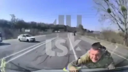 Скандал біля Луцька: працівника ТЦК провезли на капоті авто - фото
