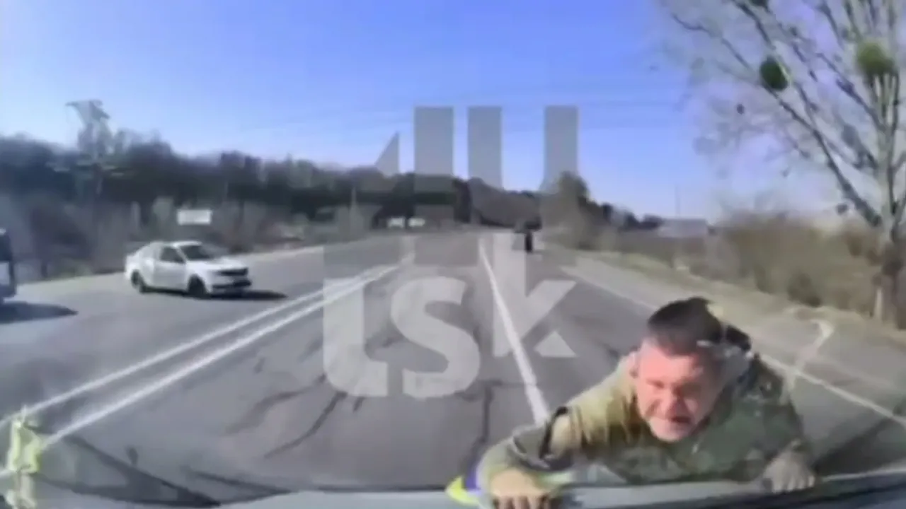 Скандал біля Луцька: працівника ТЦК провезли на капоті авто 