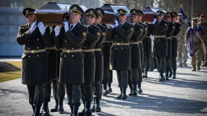 На Національному військовому меморіальному кладовищі відбулося почесне поховання невідомих Захисників та Захисниць України - фото