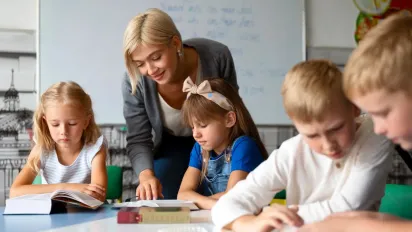 Зарплати вчителів по-новому: у МОН розкрили план підвищення окладів та скасування ЄТС - фото