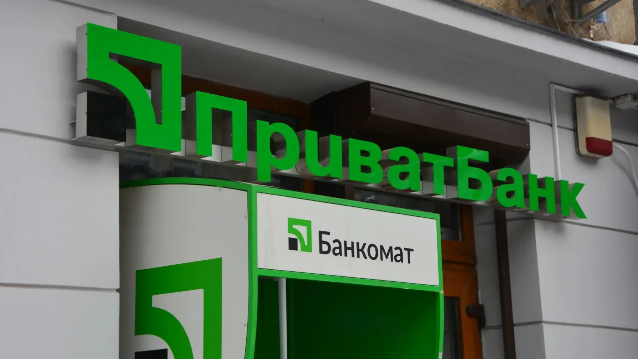 До липня: клієнти ПриватБанку можуть забрати по 2000 грн 