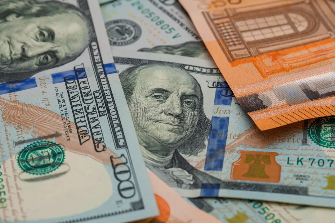 Курс валют у ПриватБанку 7 квітня: долар і євро пішли на зниження 