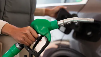 Бензин та дизель подешевшають на 15 гривень: експерт розповів, які будуть ціни на АЗС - фото