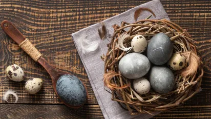 Блиск, градієнт та «космос»: 5 креативних ідей для фарбування великодніх яєць - фото