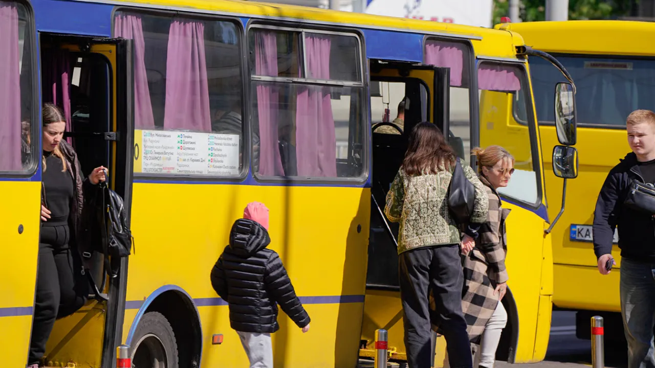 Безкоштовний проїзд у маршрутках 2026: повний список пільговиків та що робити у разі відмови 