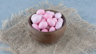 Ефект сакури на тарілці: секрет ідеальних рожевих крашанок без штучних барвників - фото