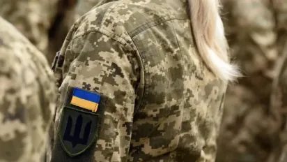 Військовий облік жінок в Україні: хто зобов'язаний стати на облік та чи зміняться правила виїзду за кордон - фото