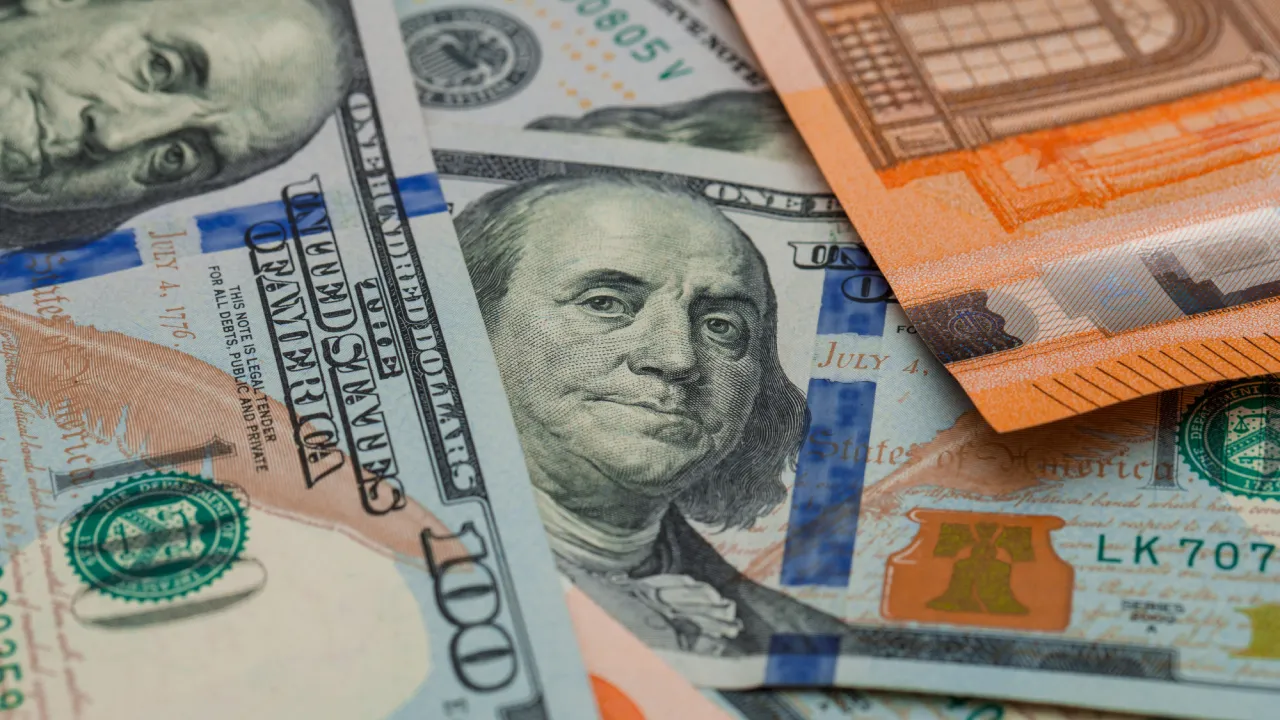 Долар і євро різко змінили курс: які ціни встановили банки на п’ятницю 
