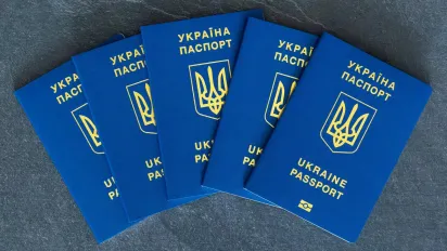 Закордонні паспорти з продовженим терміном втратили чинність: українців попередили про нові правила виїзду - фото