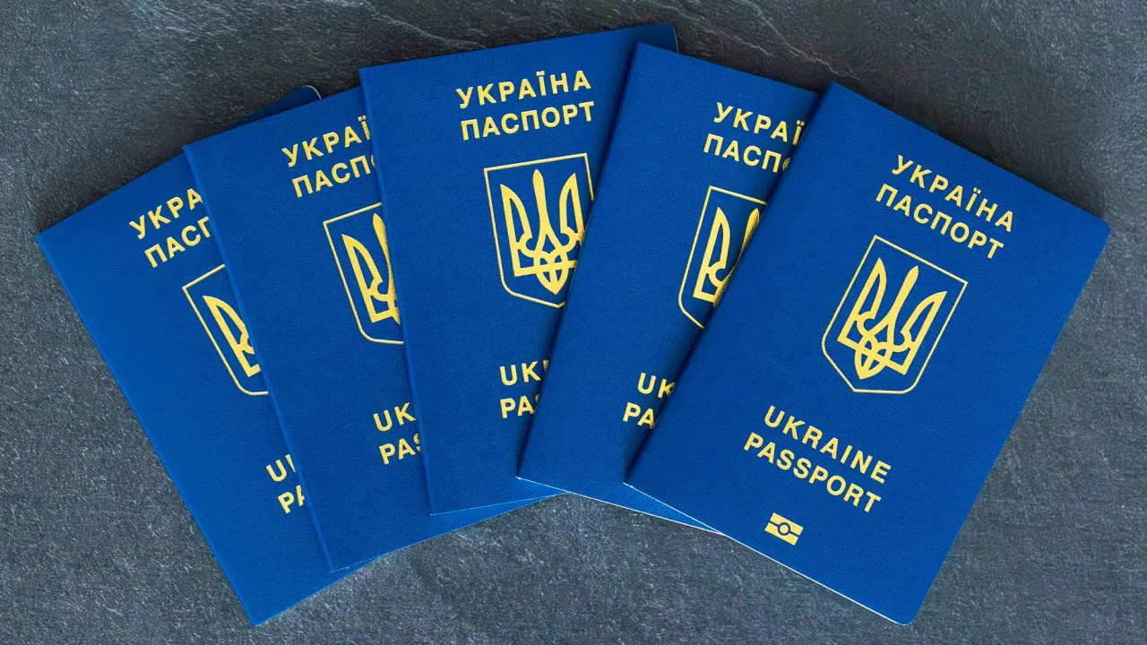 Закордонні паспорти з продовженим терміном втратили чинність: українців попередили про нові правила виїзду 