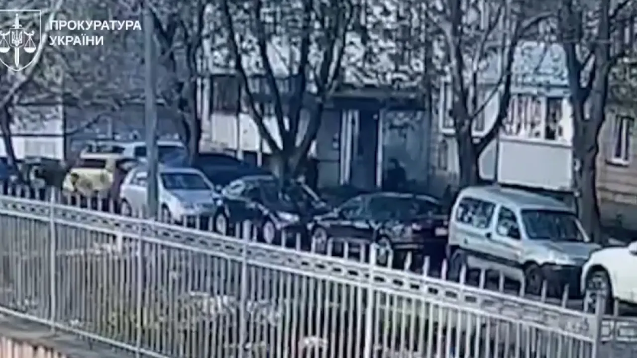 «Мене не рятуйте, допоможіть татові»: зʼявилося відео з бодікамер двох поліцейських, які втекли з місця теракту в Києві 