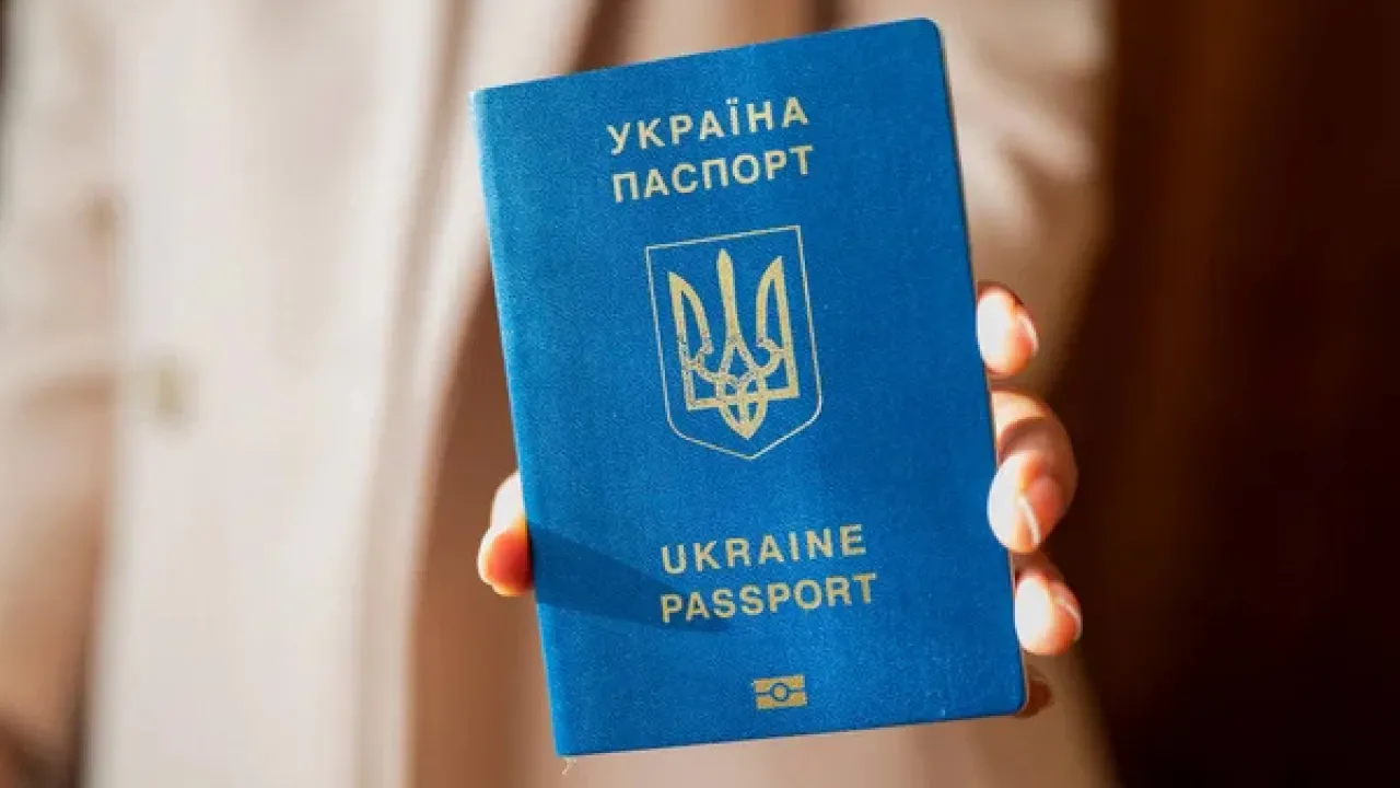 Не лише військові: кого з жінок можуть не випустити за кордон у 2026 році та як працюють перевірки 