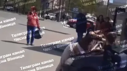 Застрибнула на капот ТЦК: у Вінниці жінка розбила скло за чоловіка - фото