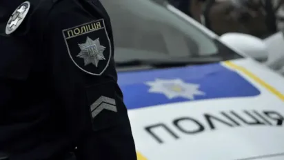 На Волині чоловік стріляв із пістолета біля супермаркета - фото