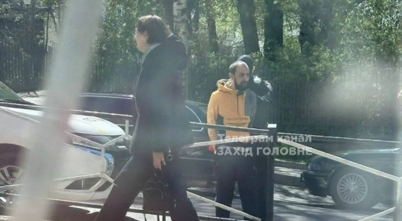 Стрілянина у Хмельницькому: чоловік відкрив вогонь посеред вулиці 