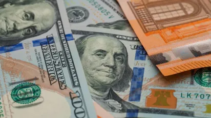 Гривня зміцнить позиції: українцям сказали, чи варто зараз купувати долари та євро - фото