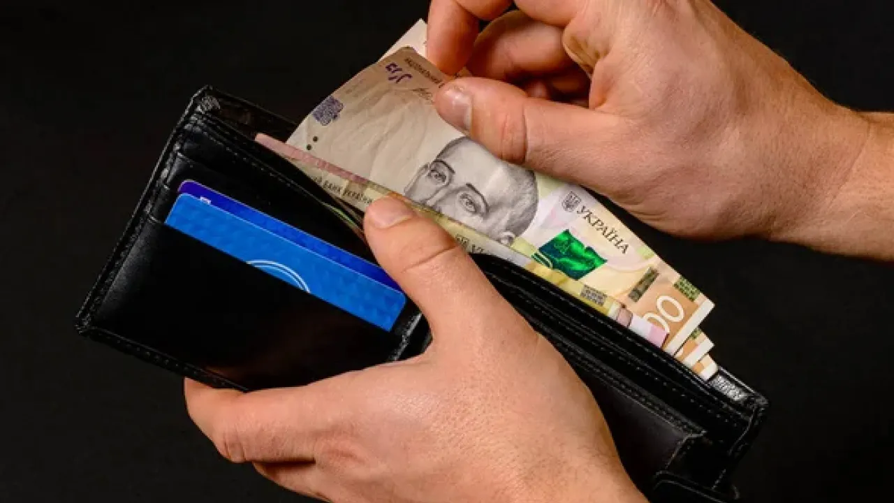 В Україні різко зросли середні зарплати: у яких регіонах українцям платять найбільше, а де доходи вдвічі нижчі 