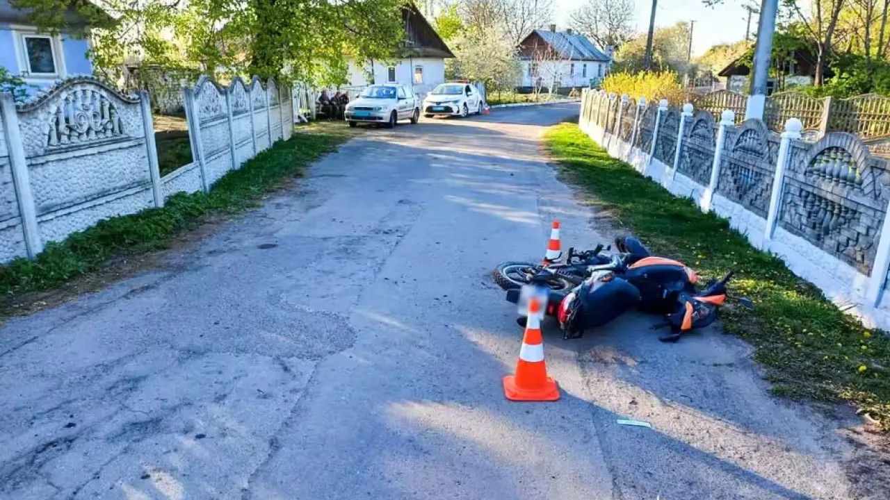 Без шоломів і напідпитку: на Дубенщині мотоцикл із двома людьми влетів у бетонну стіну 