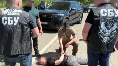 Вимагав гроші за "непризов": затримано керівника Житомирського обласного ТЦК - фото