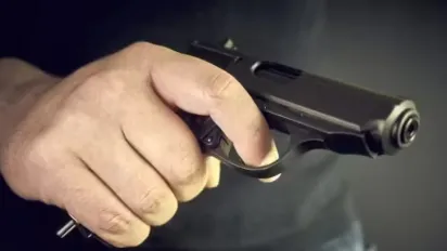 У Черкасах чоловік стріляв по дітях, які рвали бузок: що про це каже поліція - фото