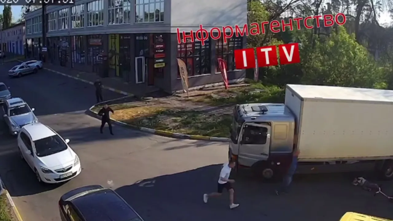 В Ірпені вантажівка збила 7-річну дівчинку, яка їхала на самокаті через пішохідний перехід 