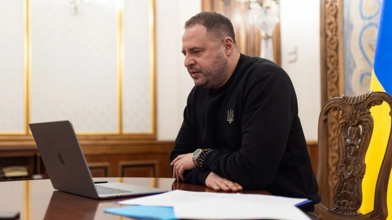 Перехожий кинув яйце в Єрмака, коли той виходив із суду (ВІДЕО) 