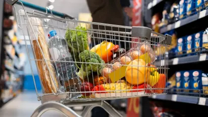 Супермаркети в Україні зобов’яжуть безкоштовно роздавати продукти: кого торкнуться нові правила - фото