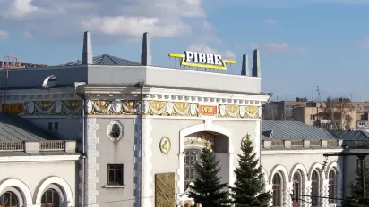 У центрі Рівного білий лімузин потрапив у ДТП біля парку (ФОТО) - фото