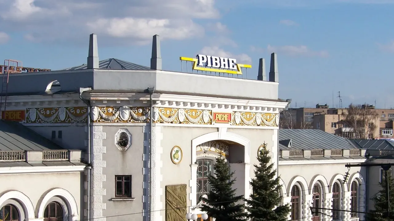 У центрі Рівного білий лімузин потрапив у ДТП біля парку (ФОТО) 