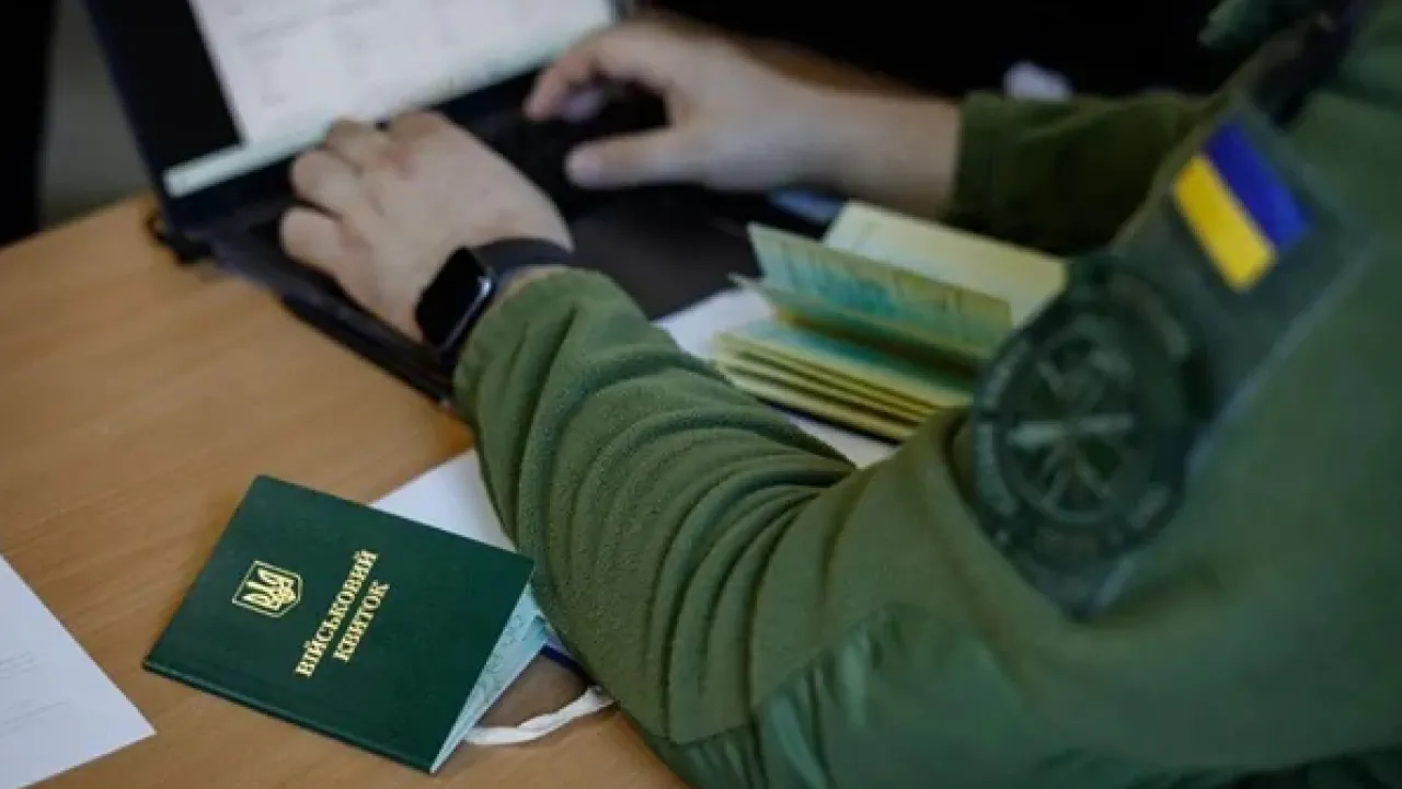 Українці масово втрачають бронь від мобілізації: чому підприємства не проходять перевірки 