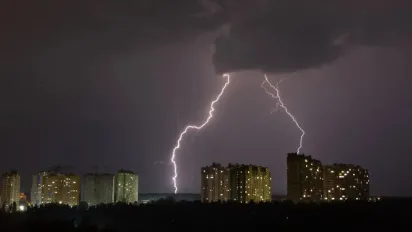 Грози, шквали та "річки" на дорогах: синоптикиня попередила про небезпечну погоду в Україні 8 червня - фото