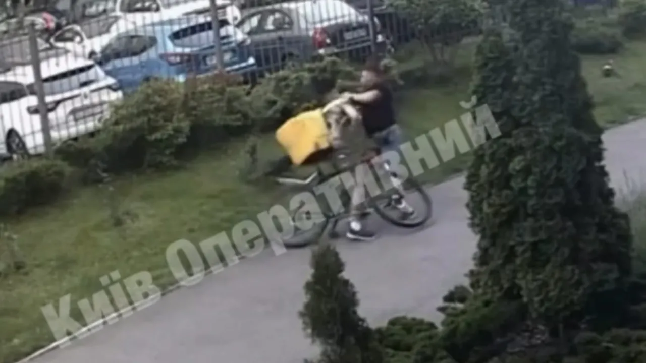 Конфлікт у Києві: власник собаки напав на кур'єра Glovo через наїзд на тварину без повідка (ВІДЕО) 