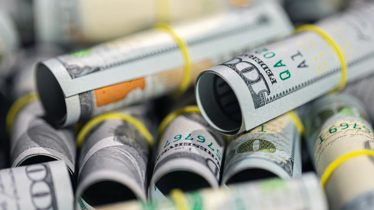 Долар б’є рекорди та наближається до 45 гривень: офіційний курс валют на середу 