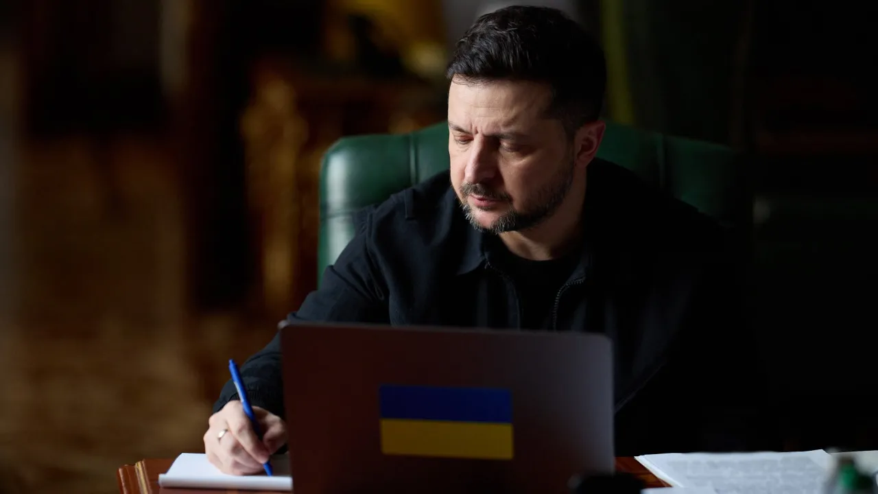 Російську мову позбавили захисту в Україні: Зеленський підписав закон 