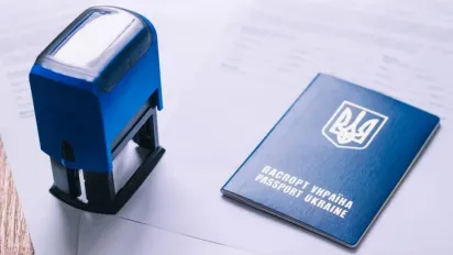 Махінації з безвізом: на кордоні з Польщею масово виявляють підроблені штампи у паспортах українців - фото