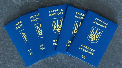 Стало відомо, скільки українців були змушені покинути країну через війну - фото