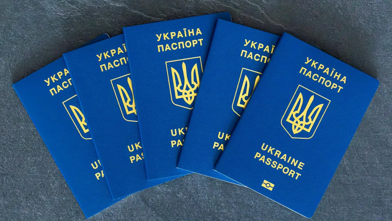 Стало відомо, скільки українців були змушені покинути країну через війну 