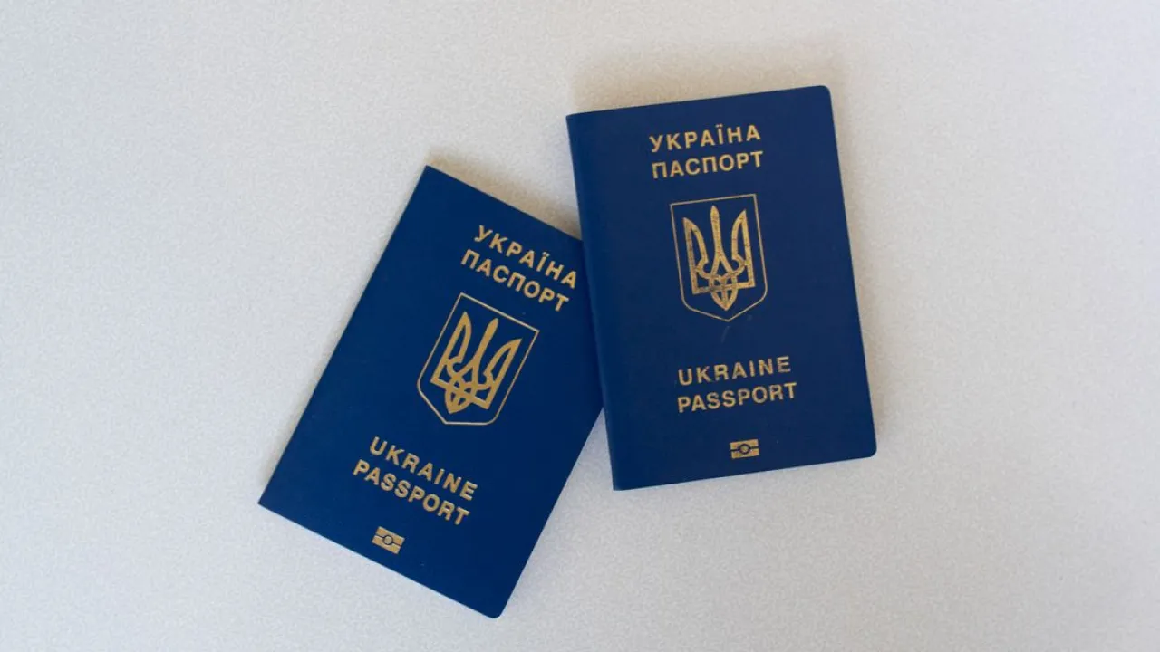 Частина закордонних паспортів українців стала недійсною: Кабмін скасував важливе правило 
