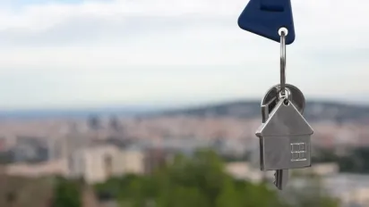Росіяни роздають квартири маріупольців: кому дістається житло українців - фото