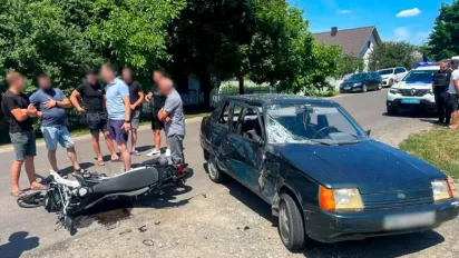 Серйозна аварія на Рівненщині: мотоцикліста з тяжкими травмами доправили до лікарні - фото