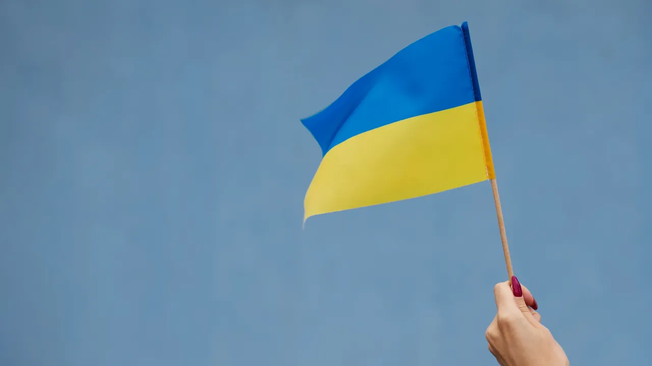 Одна ніч, 315 голосів і шість років суперечок: як ухвалювали Конституцію України 