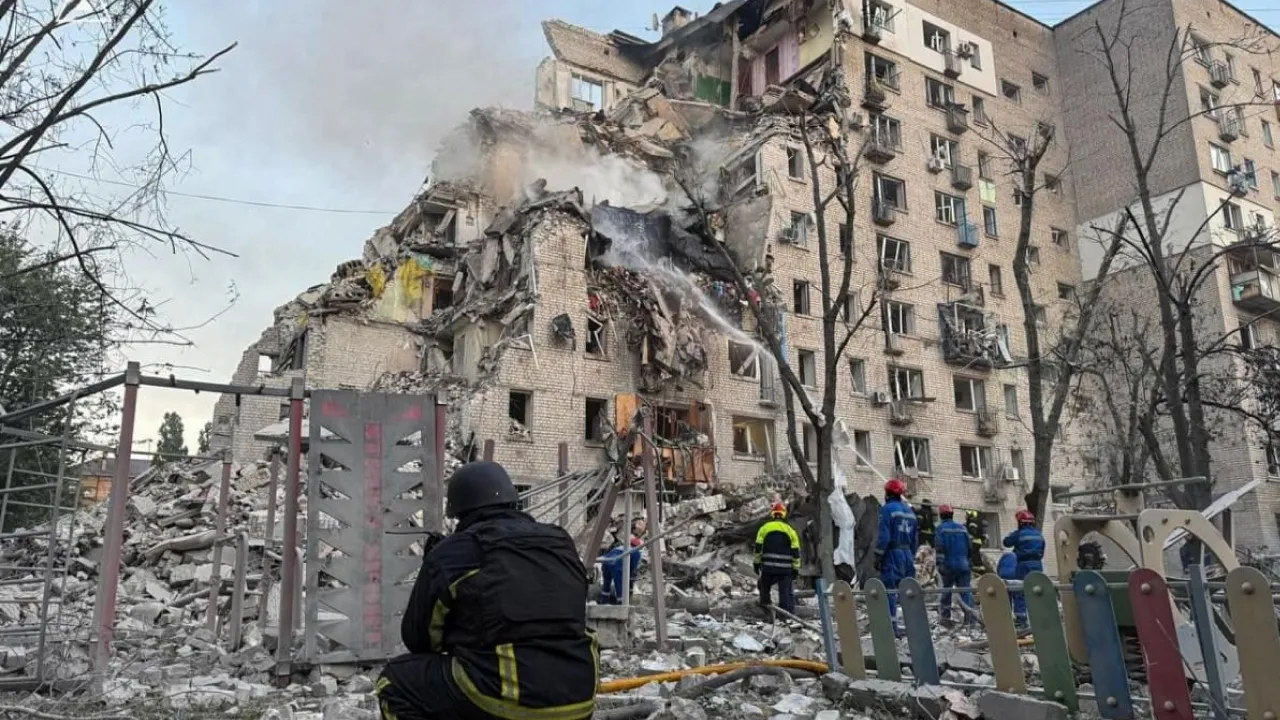 Наслідки атаки на Київ: зруйновані багатоповерхівки, кількість жертв стрімко росте (ФОТО, ВІДЕО) 