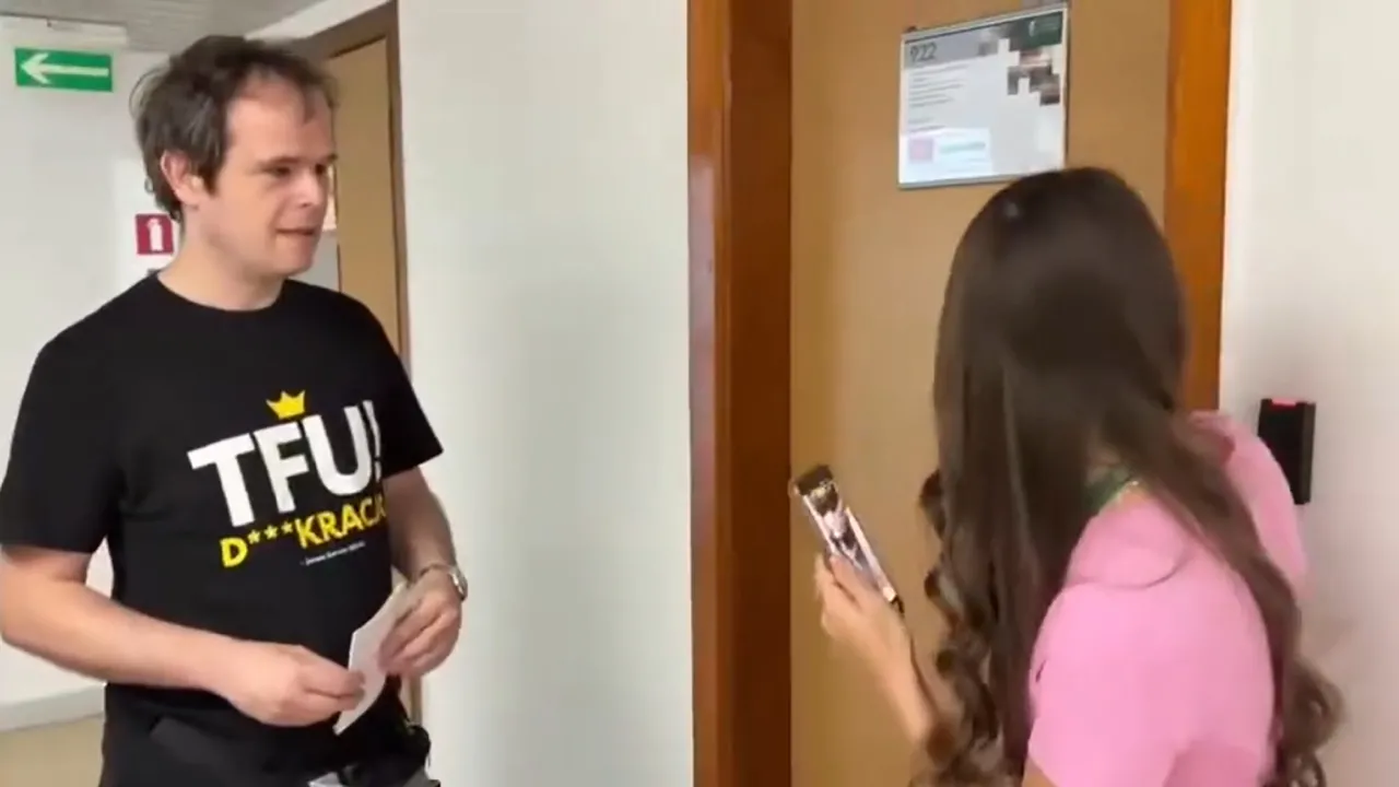 Чоловіки прийшли в офіс українки з питанням про Бандеру, але все пішло не за планом 